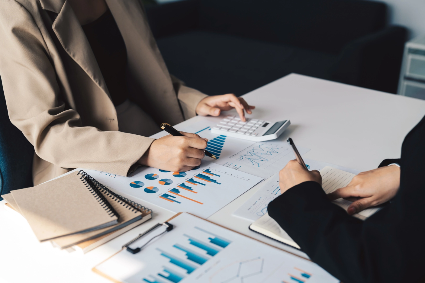 Proje planlama sürecinde verileri analiz eden ve finansal tablolar üzerinden değerlendirme yapan ekip; stratejik karar alma ve koordinasyonu temsil eder.